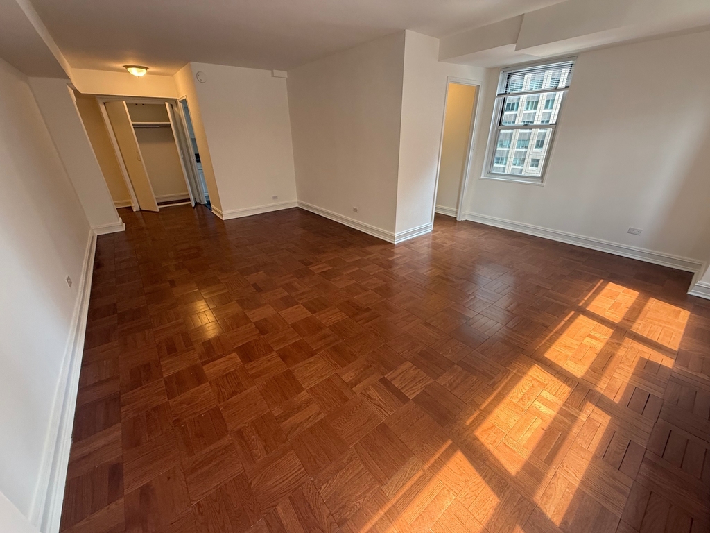 888 Eight Ave - Photo 3
