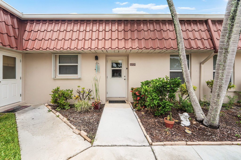 687 Marlboro Oval - Photo 1