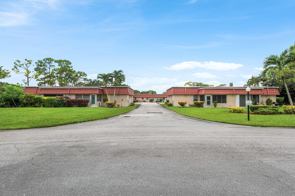 687 Marlboro Oval - Photo 0