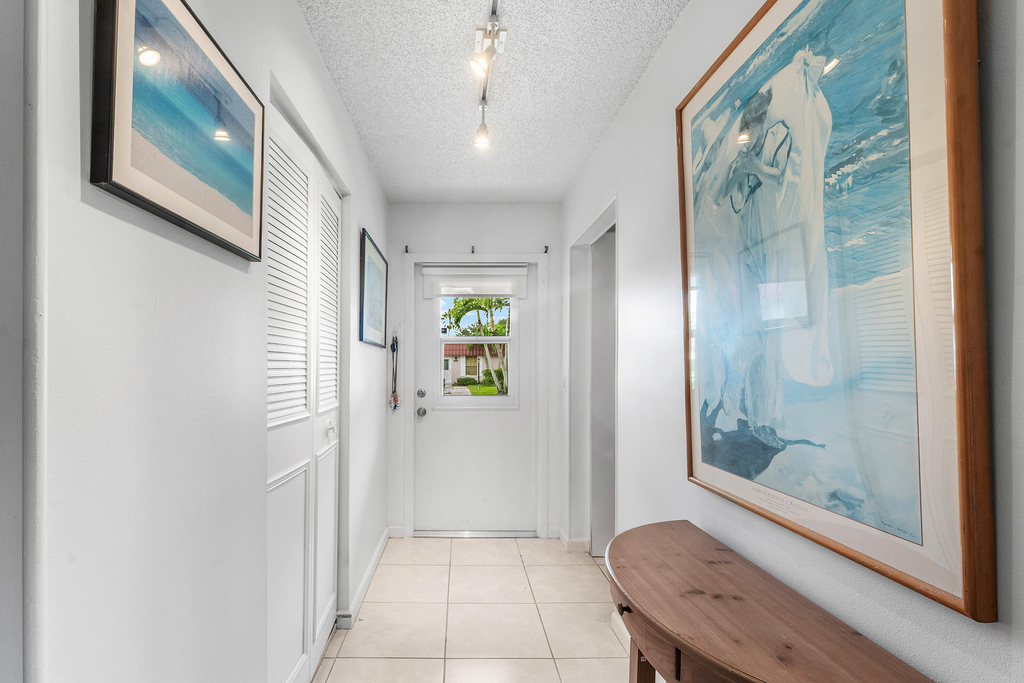 687 Marlboro Oval - Photo 2