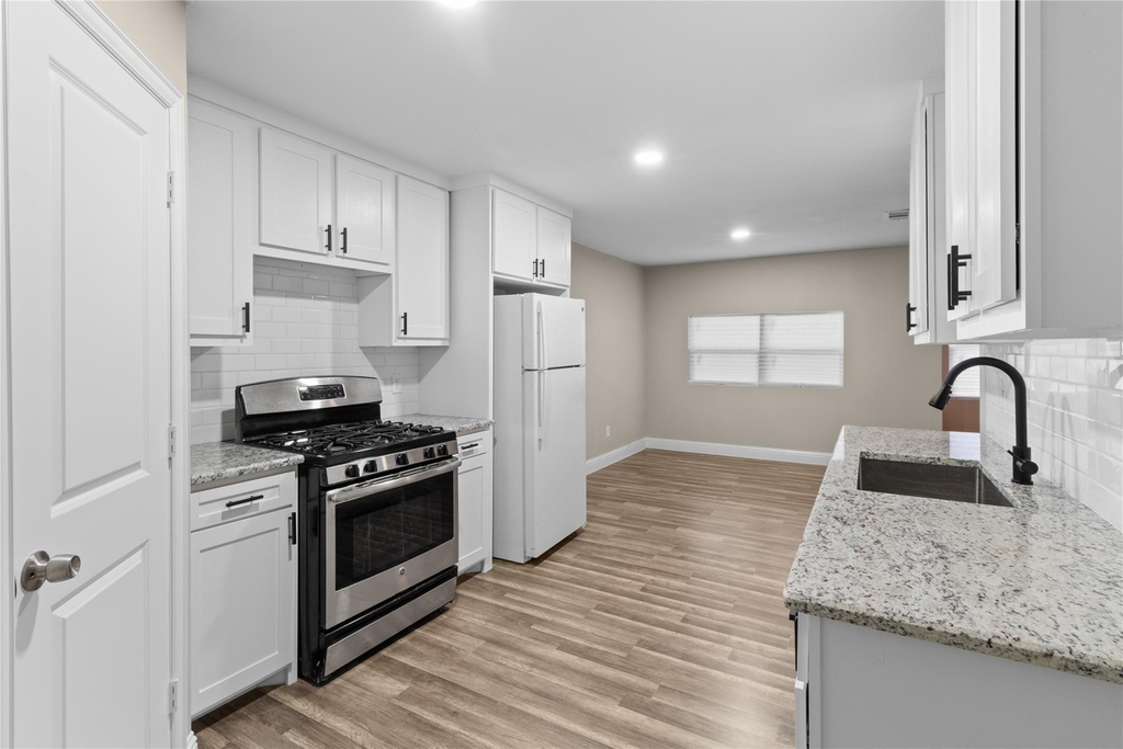2907 Clinton Avenue - Photo 2