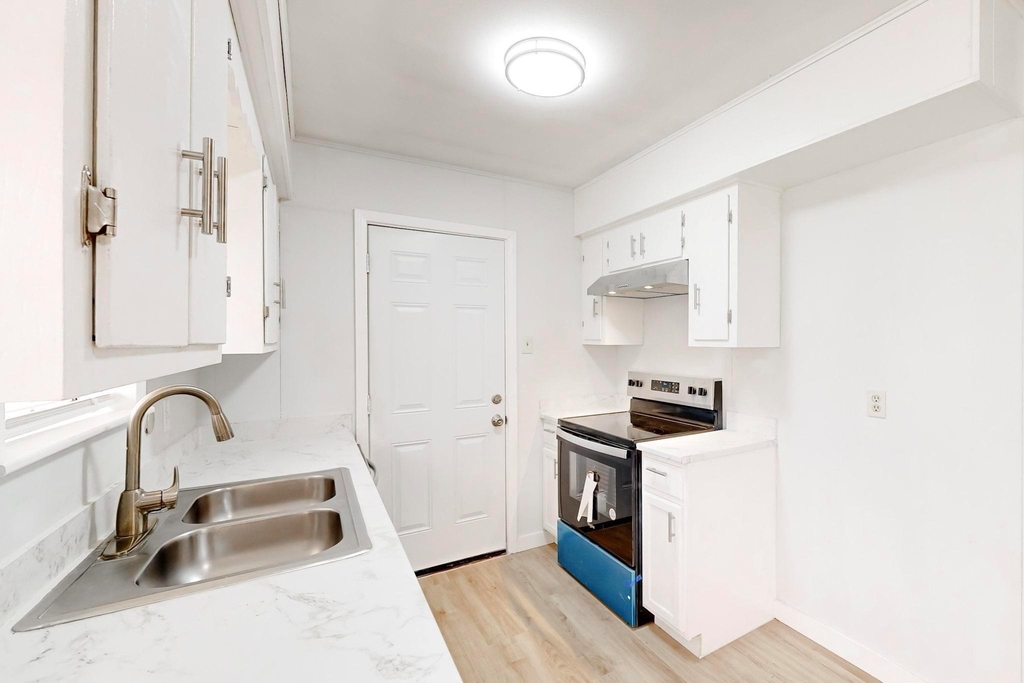 1208 S Benton Street - Photo 2