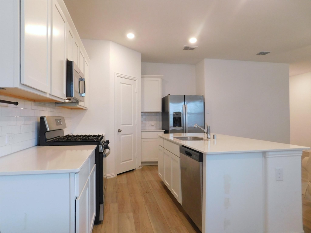 3500 Kingsview Drive - Photo 8