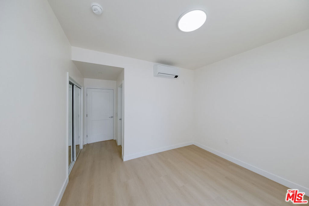 235 N Chicago Street - Photo 5