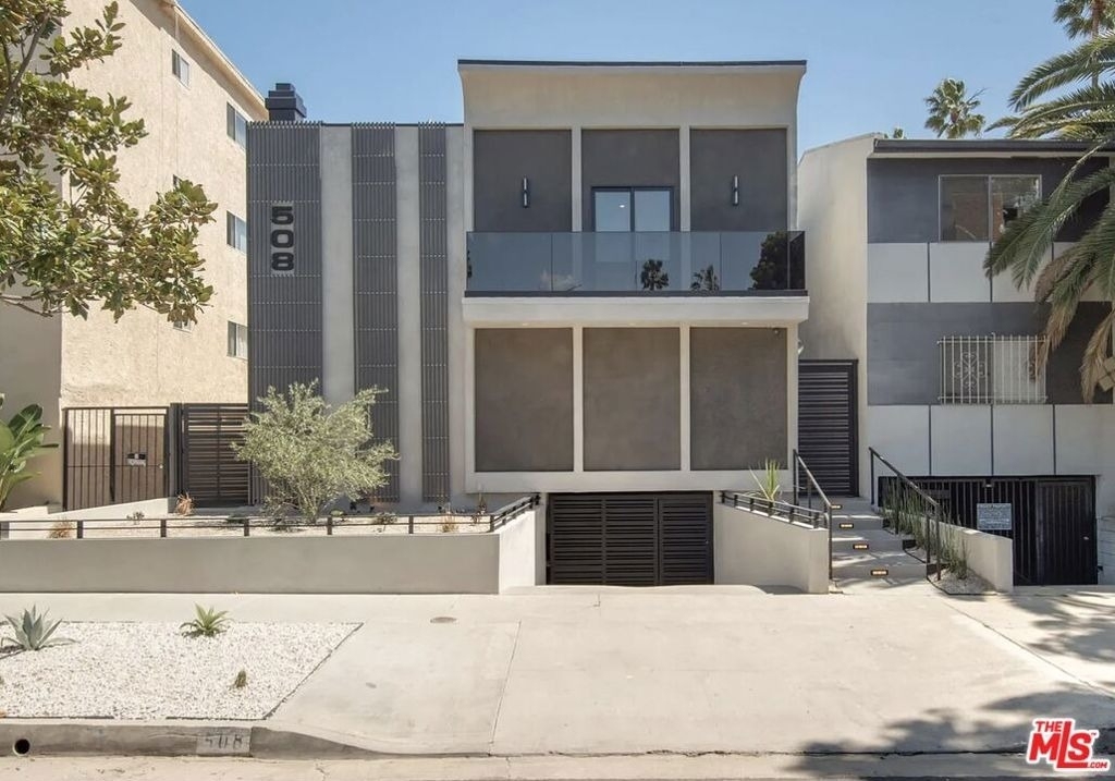 508 N Kings Road - Photo 1