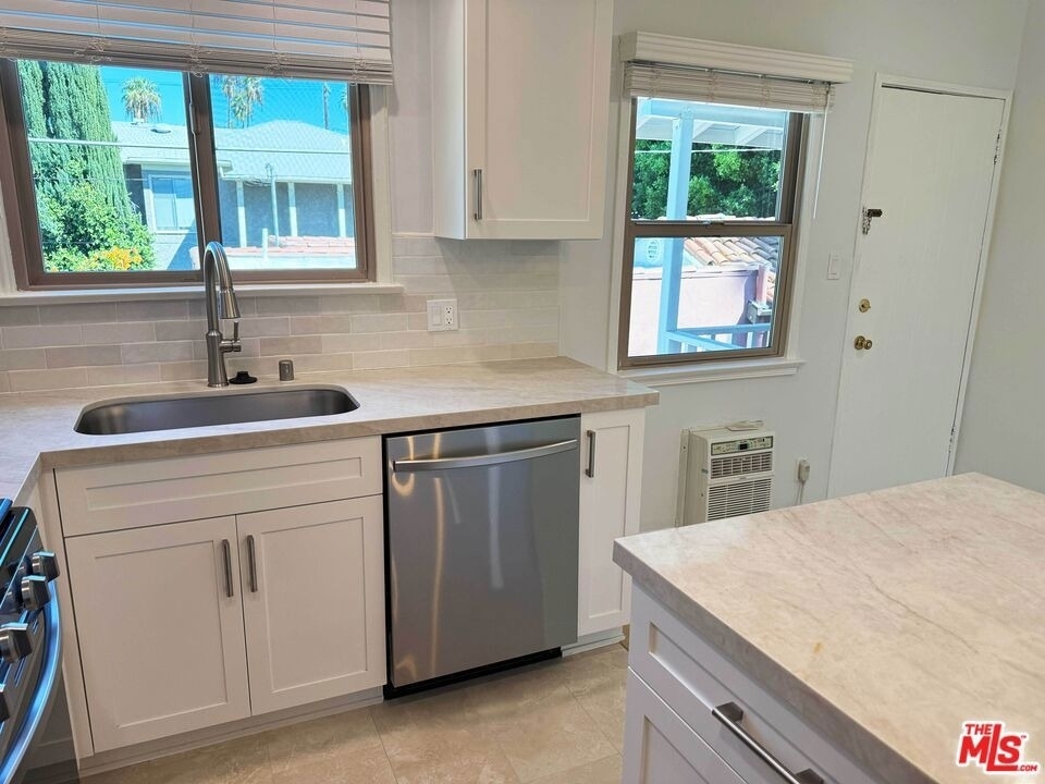 4125 1/2 W Toluca Lake Avenue - Photo 16