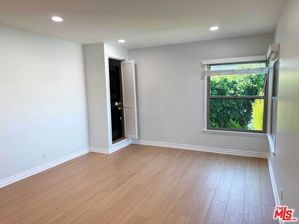 4125 1/2 W Toluca Lake Avenue - Photo 4