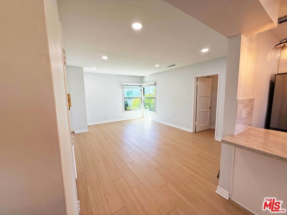 4125 1/2 W Toluca Lake Avenue - Photo 8