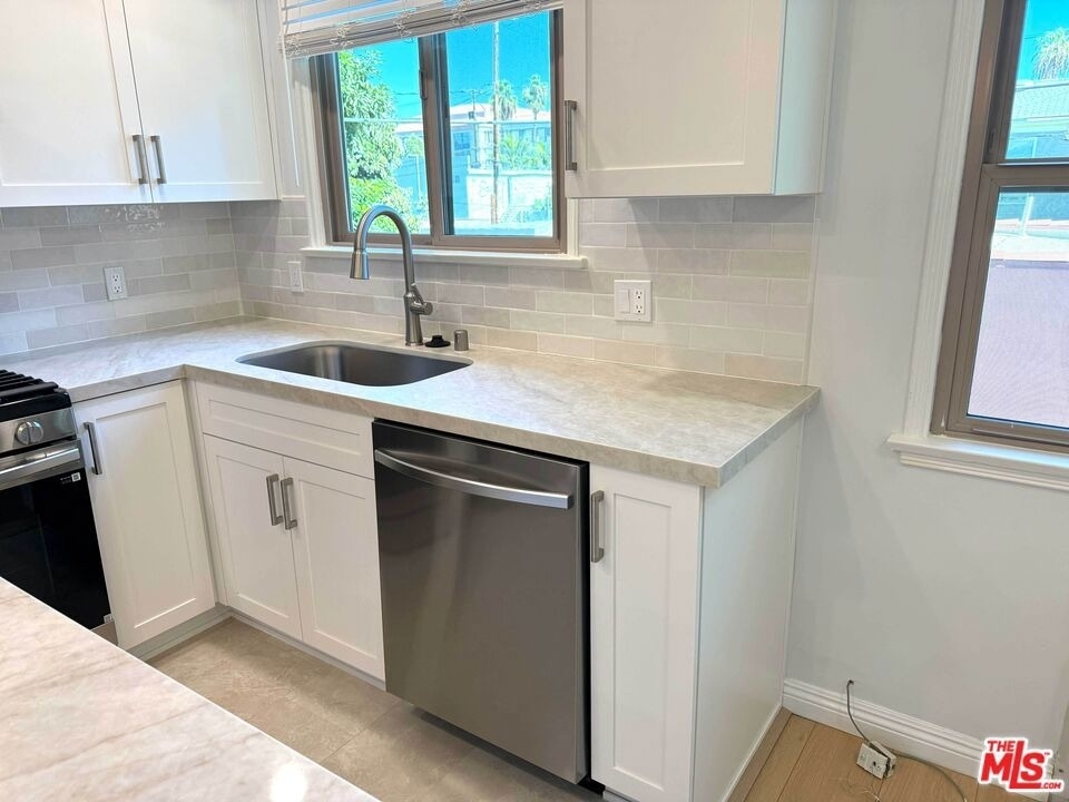 4125 1/2 W Toluca Lake Avenue - Photo 14