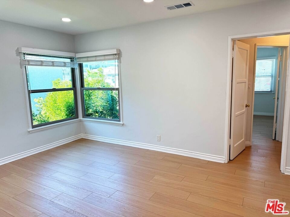 4125 1/2 W Toluca Lake Avenue - Photo 7