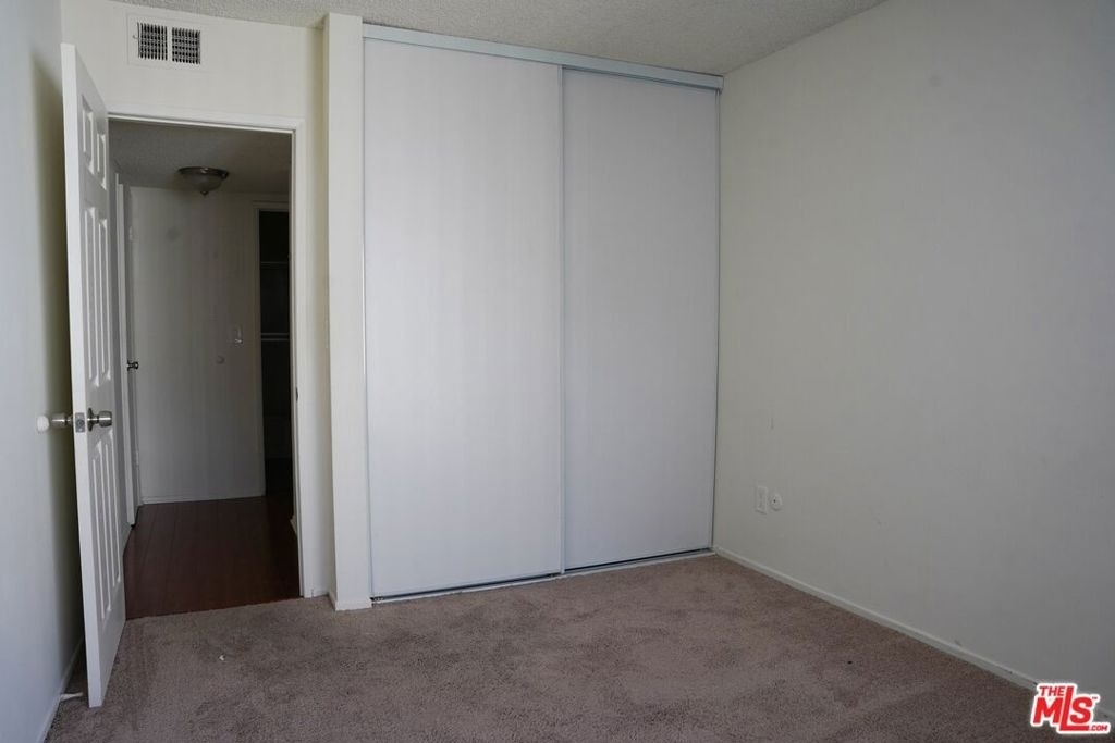 18444 Collins Street - Photo 9