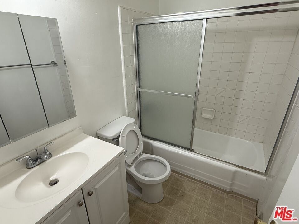 18444 Collins Street - Photo 11