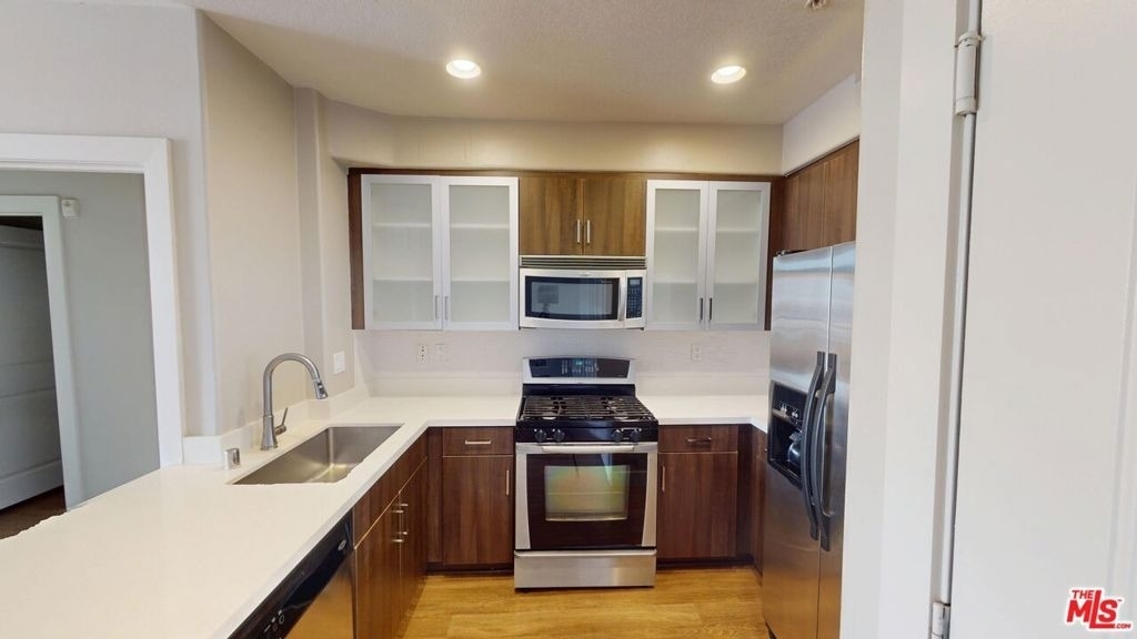 1040 Glendon Avenue - Photo 2