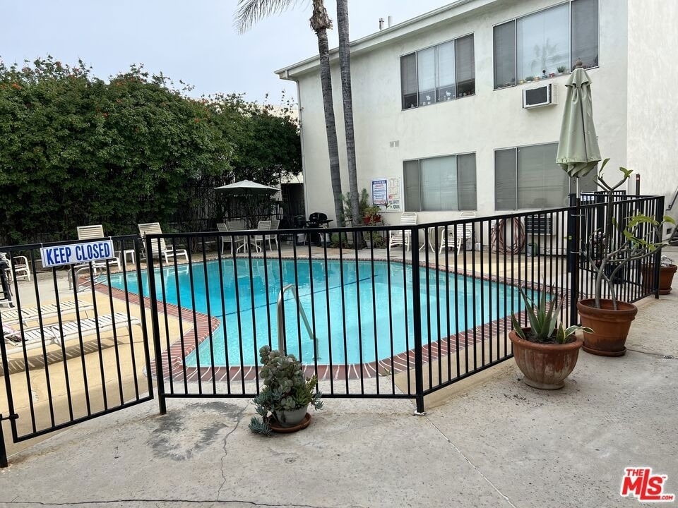 18600 Burbank Boulevard - Photo 9