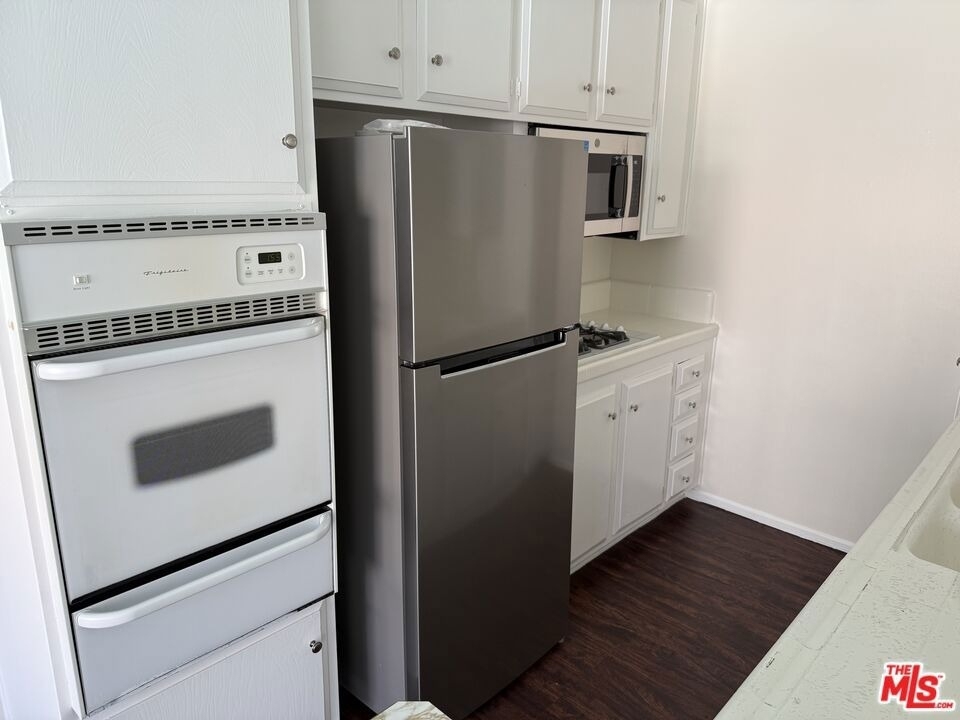 18600 Burbank Boulevard - Photo 4
