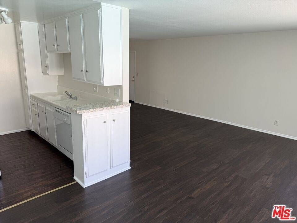 18600 Burbank Boulevard - Photo 5