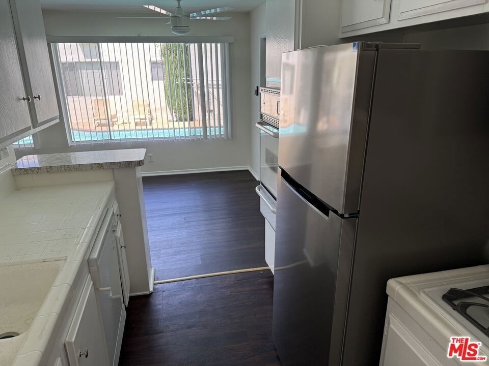 18600 Burbank Boulevard - Photo 3