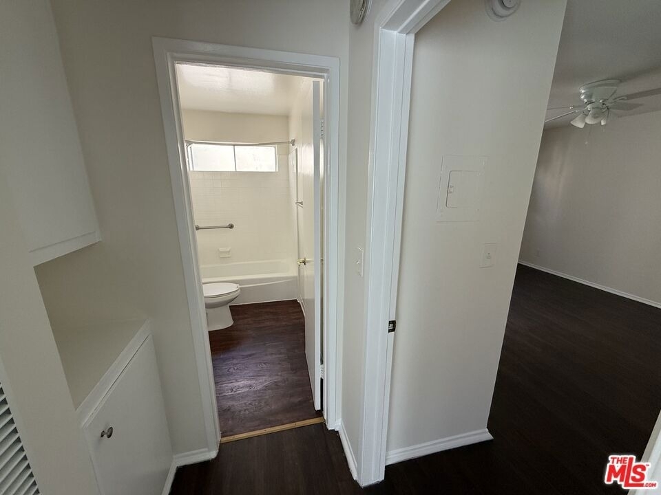 18600 Burbank Boulevard - Photo 7