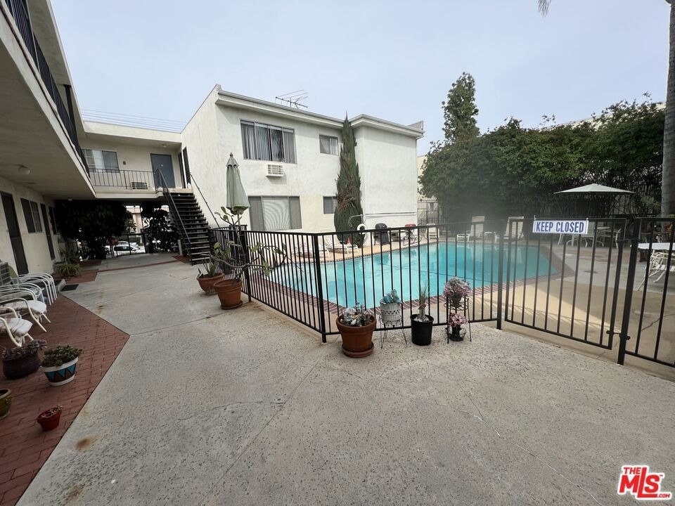 18600 Burbank Boulevard - Photo 10