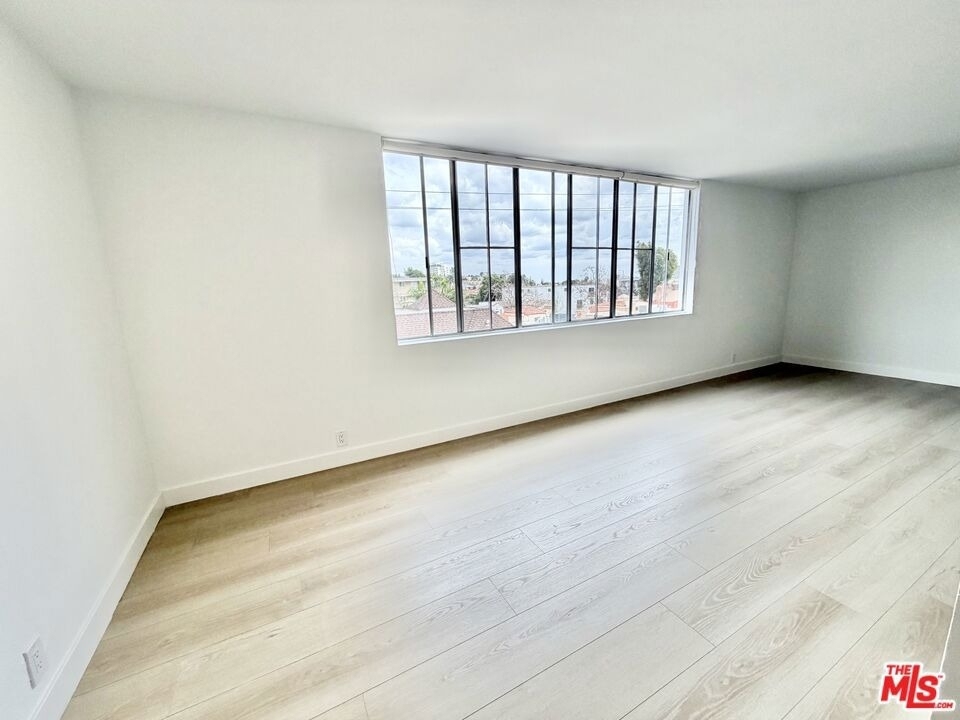 468 S Roxbury Drive - Photo 6