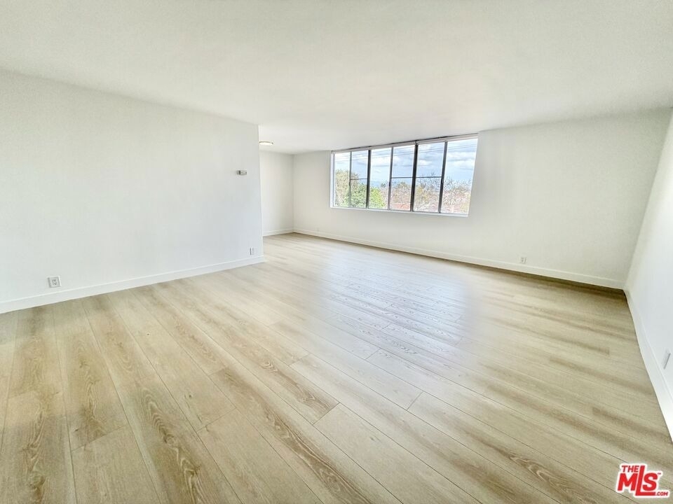 468 S Roxbury Drive - Photo 8