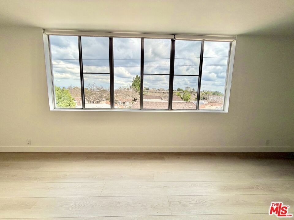 468 S Roxbury Drive - Photo 9