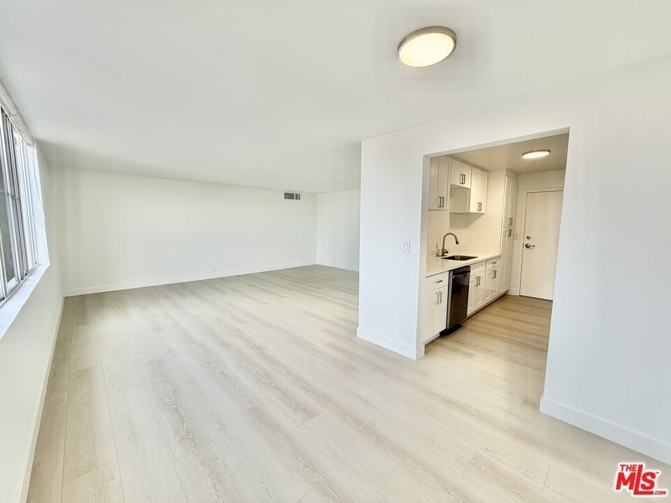 468 S Roxbury Drive - Photo 7