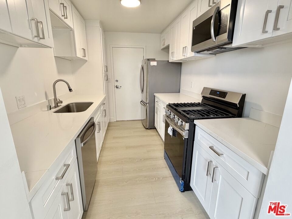 468 S Roxbury Drive - Photo 0
