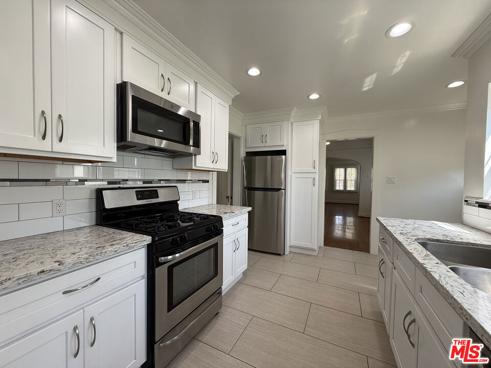 1249 S Tremaine Avenue - Photo 23