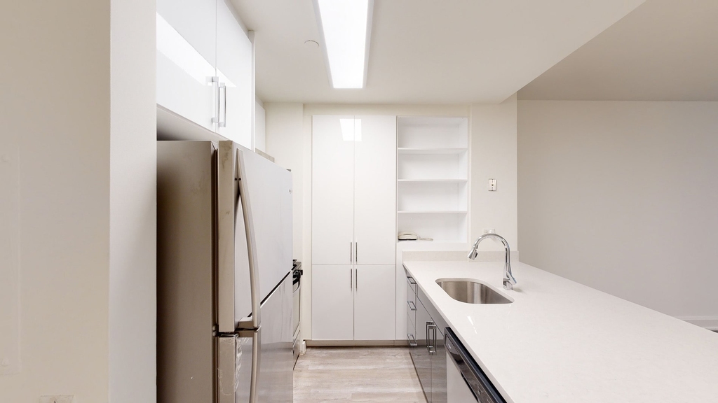 10 Hanover Square - Photo 1