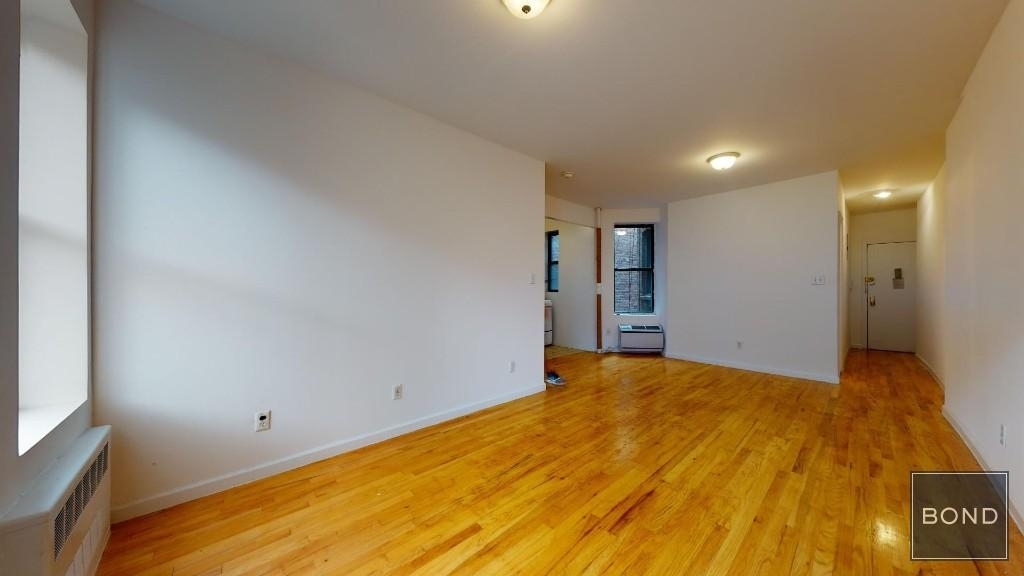 East 65 Street - Photo 1