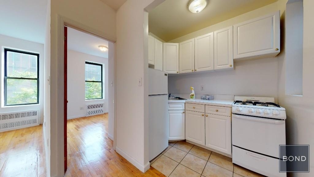 East 65 Street - Photo 4