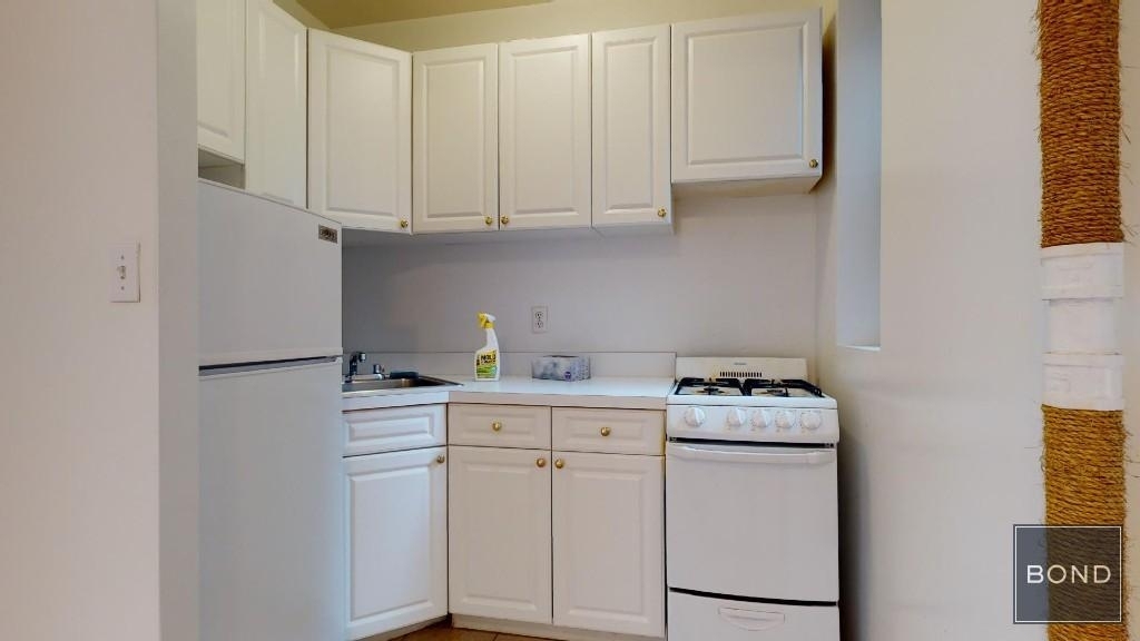 East 65 Street - Photo 5