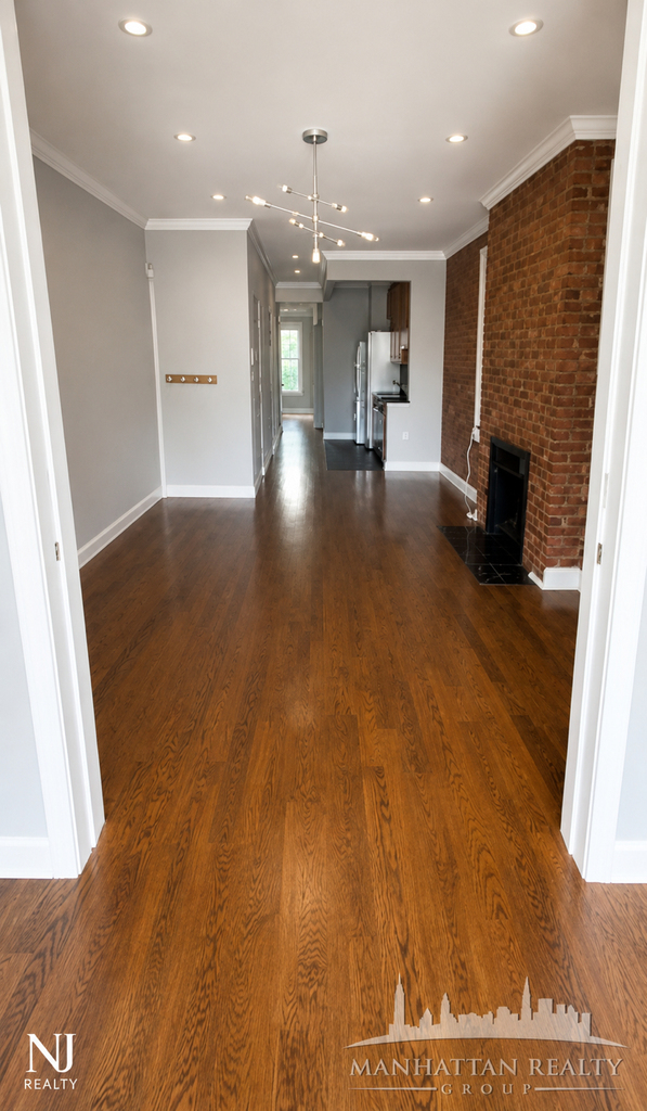 Avenue B - Photo 1