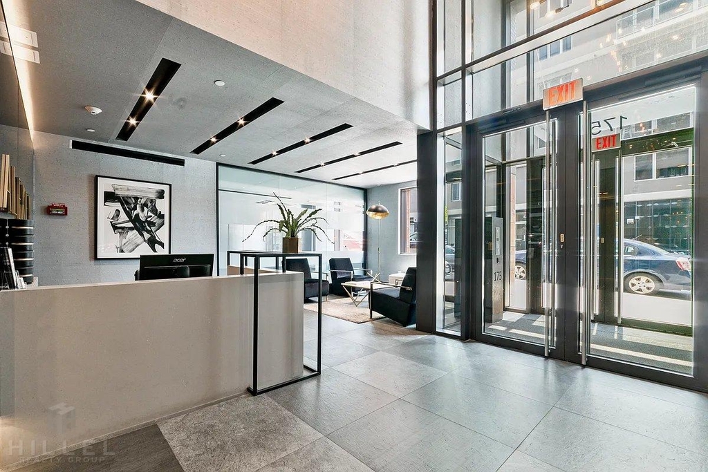 Fourth Avenue - Photo 14