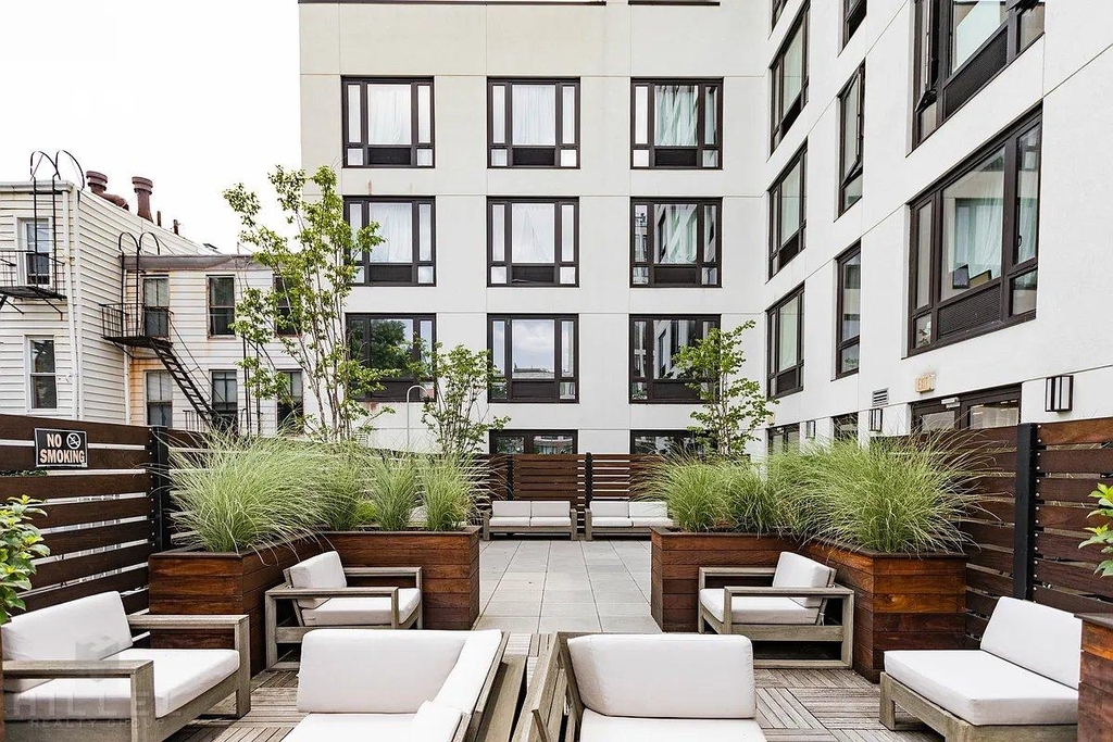 Fourth Avenue - Photo 13
