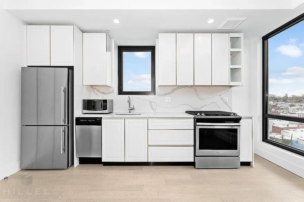 Fourth Avenue - Photo 1