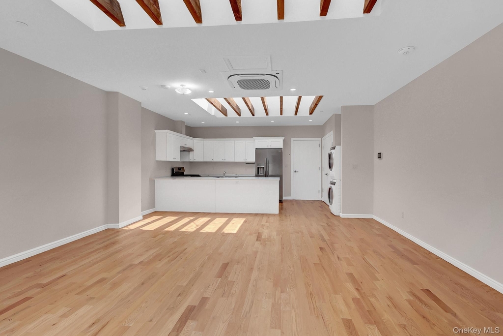 136 Rockaway Avenue - Photo 4