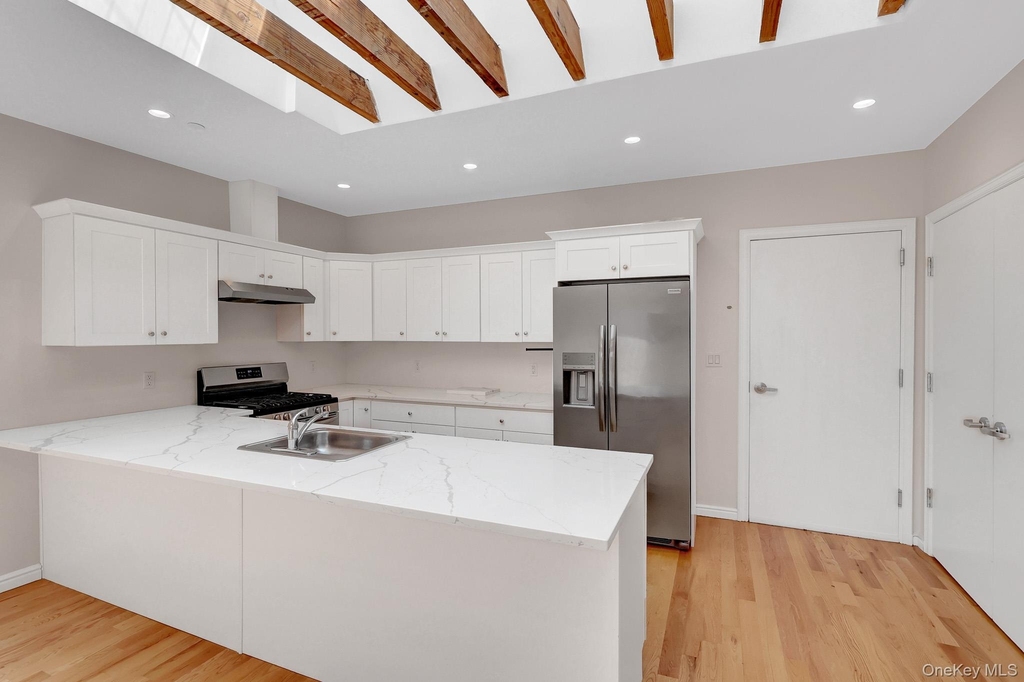 136 Rockaway Avenue - Photo 5