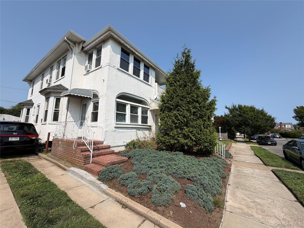 527 W Beech Street - Photo 0