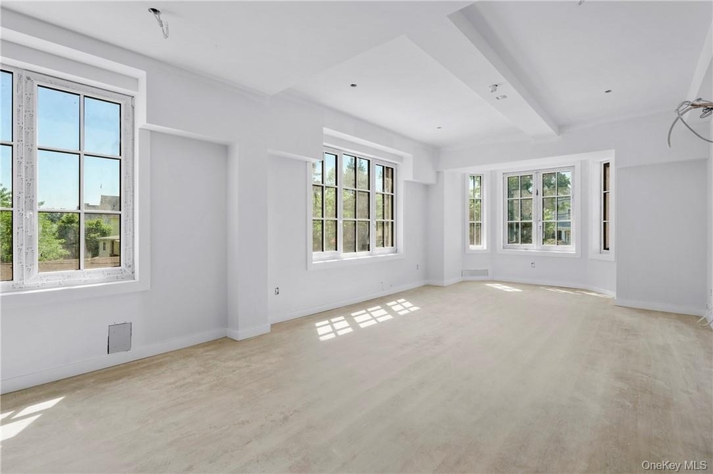 139 Fifth Avenue - Photo 2