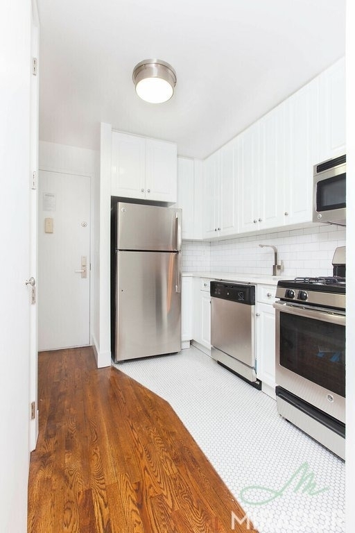 304 E 20th Street - Photo 5