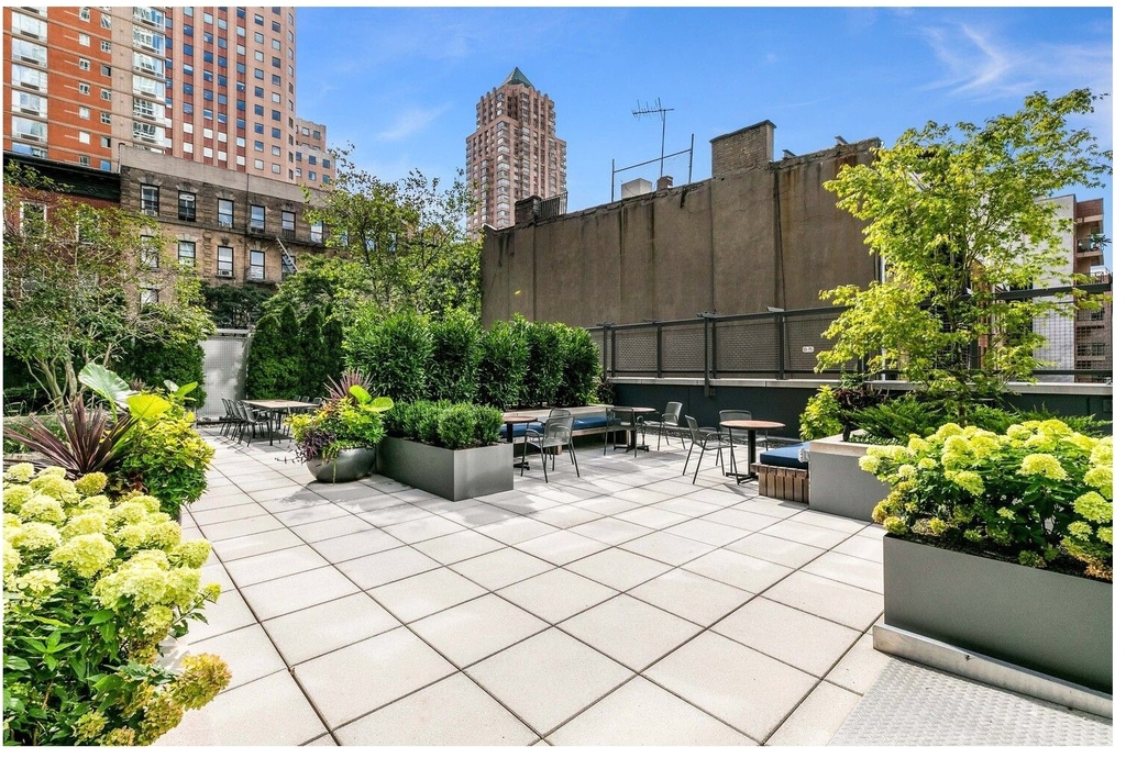 310 W 52nd Street - Photo 11