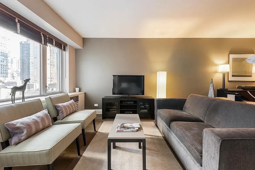 211 E 51st Street - Photo 3