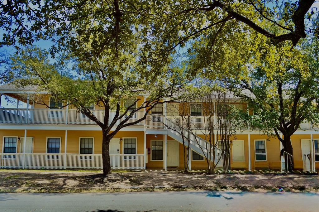 619 W 37th St - Photo 0
