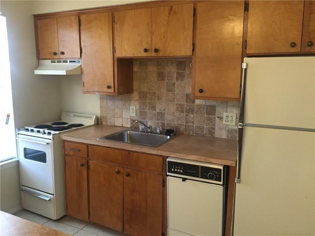 619 W 37th St - Photo 1
