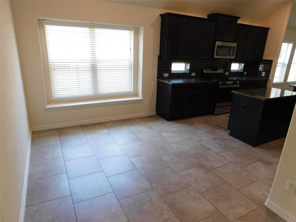 3636 Bainbridge St - Photo 5