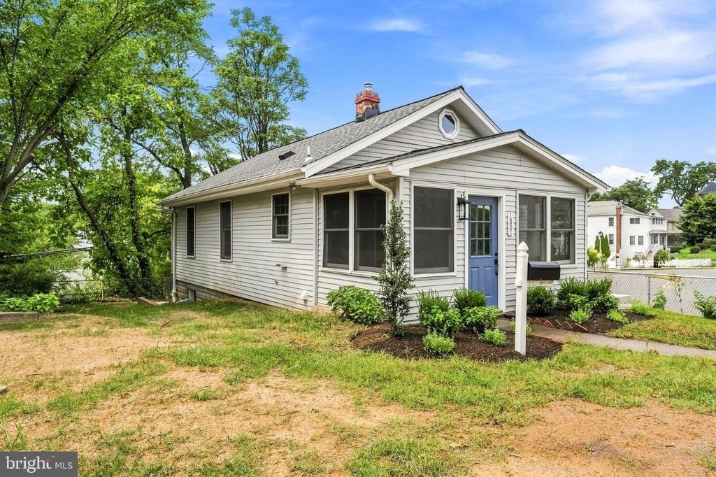 1801 S Glebe Road - Photo 1