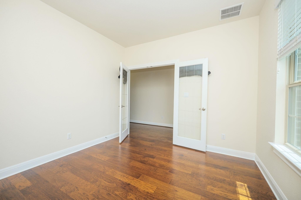 4233 Privacy Hedge St - Photo 3