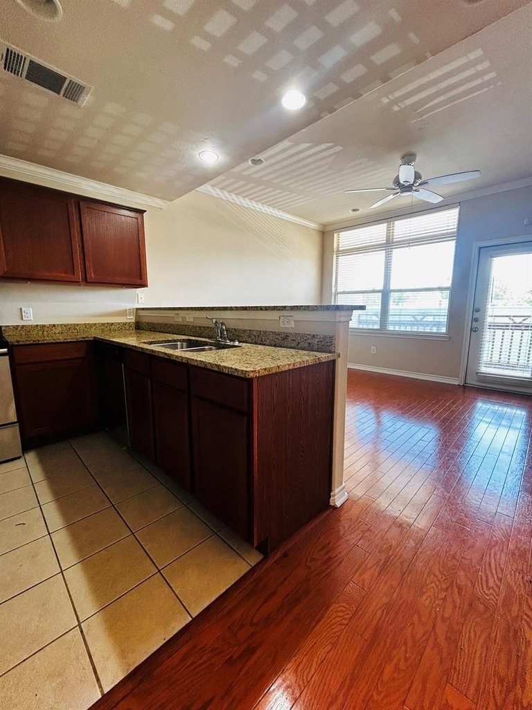 305 E 31 St - Photo 6